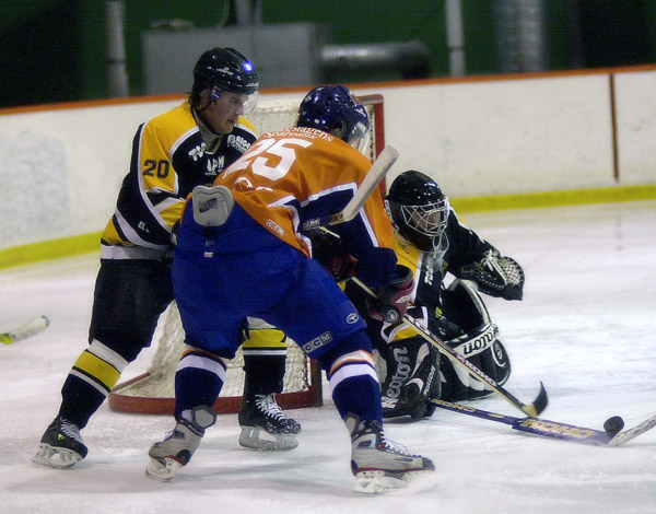 Per L�fgren f�rs�ker lirka in pucken