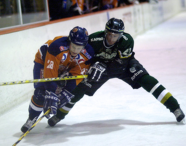 Erik Svensson f�rs�ker ta sig f�rbi sin bevakare