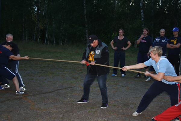 Domare Christer Daggen Olsson ser till att allt g�r r�tt till i dragkampen.