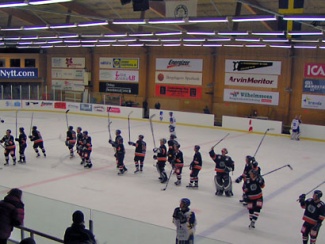 Matchen är slut och Lindlöven-spelarna tackar publiken och hejarklacken för det fina stödet.