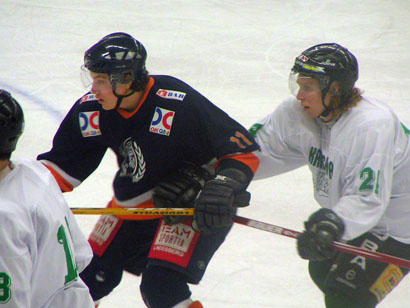 Joakim Hedblad uppvaktas av Karlskoga-försvaret.